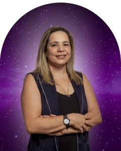 Foto de professor do Foca Cursos Online com fundo de universo