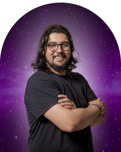 Foto de professor do Foca Cursos Online com fundo de universo