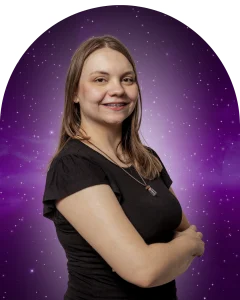 Foto de professor do Foca Cursos Online com fundo de universo