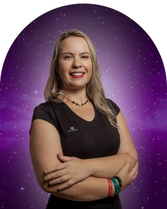 Foto de professor do Foca Cursos Online com fundo de universo