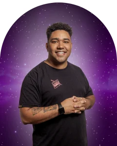 Foto de professor do Foca Cursos Online com fundo de universo