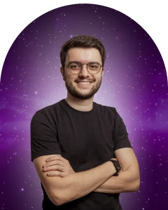 Foto de professor do Foca Cursos Online com fundo de universo